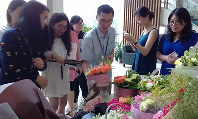 威博集團：鮮花義賣 表孝心更獻愛心